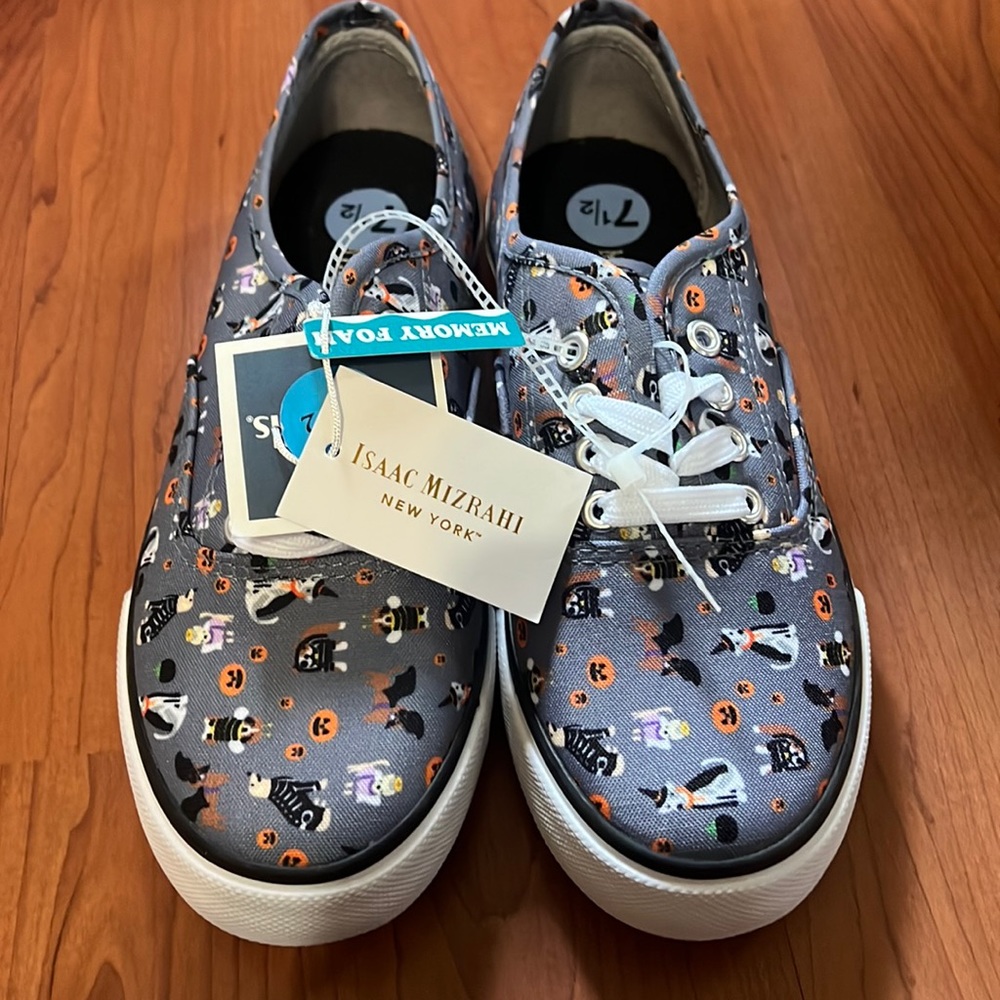 New lace up Isaac Mizrahi Halloween sneakers, gray dogs costumes 7.5